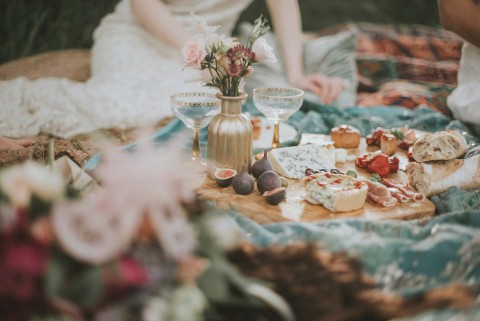 Verträumte Brautkleider-Party im romantischen Garten