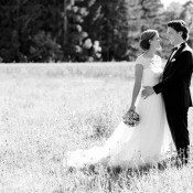 Anika & Christian: Sommerliche Gartenhochzeit im Zelt