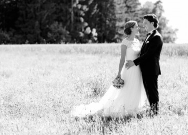 Anika & Christian: Sommerliche Gartenhochzeit im Zelt