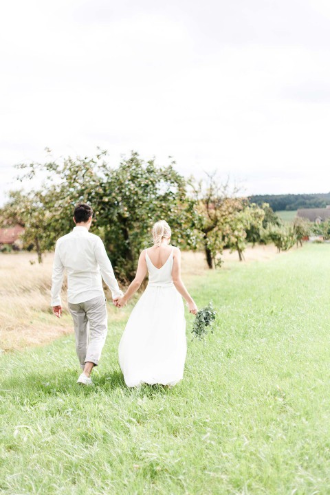 Kristin & Simon: DIY-Wiesenhochzeit mit geometrischen Details