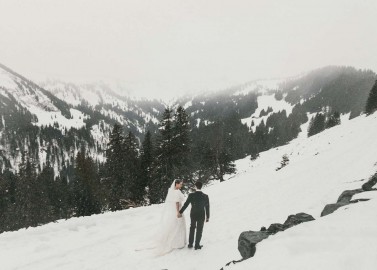 Sarah & Marcel: Vorweihnachtliche Winterhochzeit im Allgäu