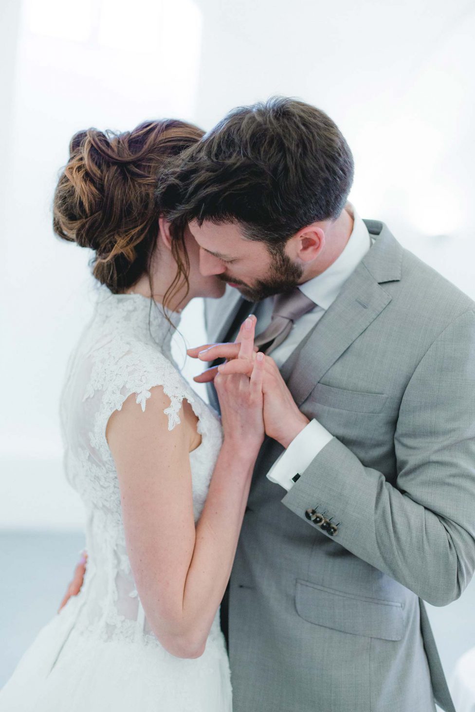Urbane Hochzeitsinspiration in Rosenquarz & Grau