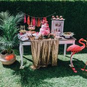 Standesamt-Hochzeit mit Flamingo-Poolparty