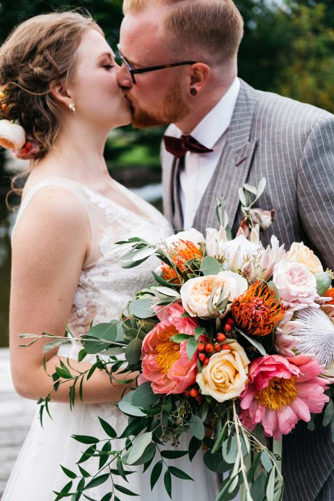 Susanne & Oliver: Boho-Blütenhochzeit in Gold