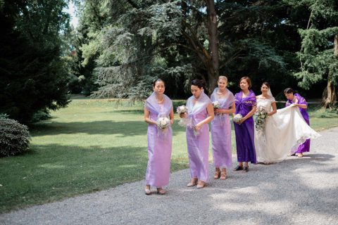 Katrina & Florian: Binationale Sommer-Gartenhochzeit