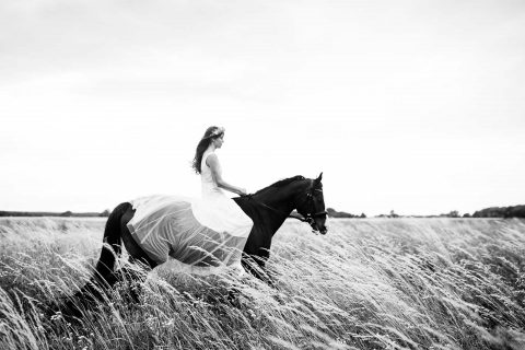 Julia & Thomas: DIY-Boho-Hochzeit auf dem Pferdehof
