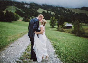 Katrin & Martin: Elegante Alpenhochzeit zu Dritt