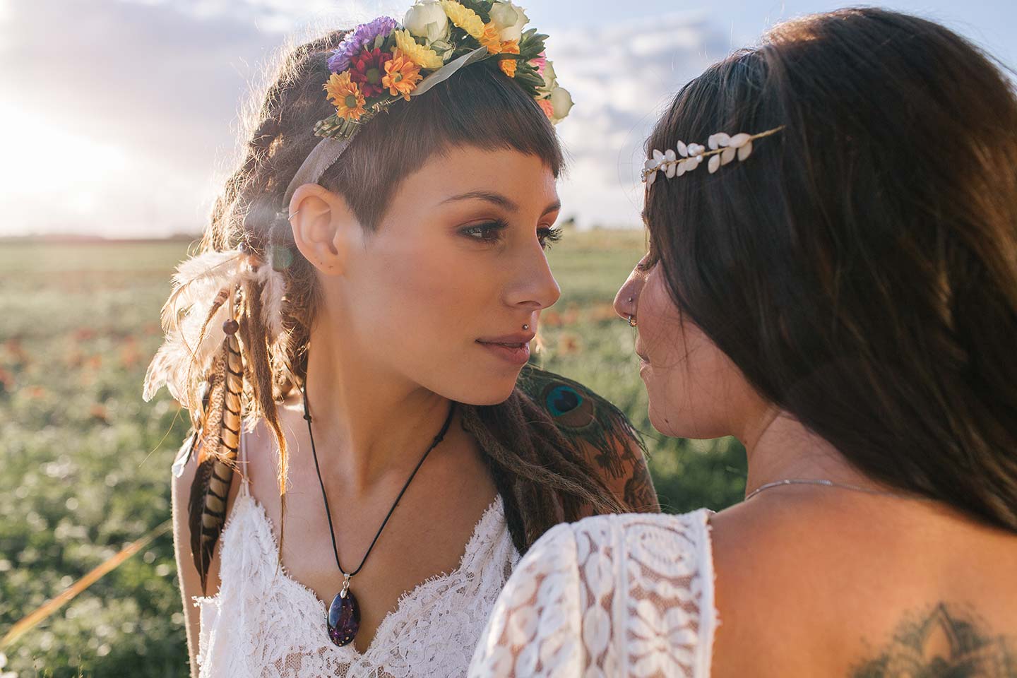 Gleichgeschlechtliche Hippie-Hochzeitsinspiration