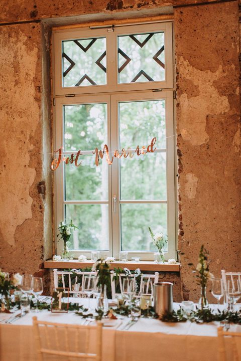 Kathrin & Christian: Greenery Hochzeit in Gedanken an Sardinien