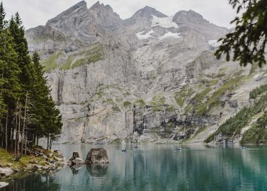 Chi & Sam: Romantische Sommerhochzeit am Blausee