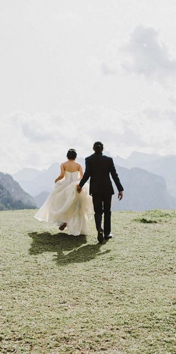 Chi & Sam: Romantische Sommerhochzeit am Blausee