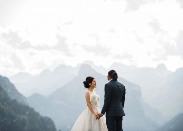 Chi & Sam: Romantische Sommerhochzeit am Blausee