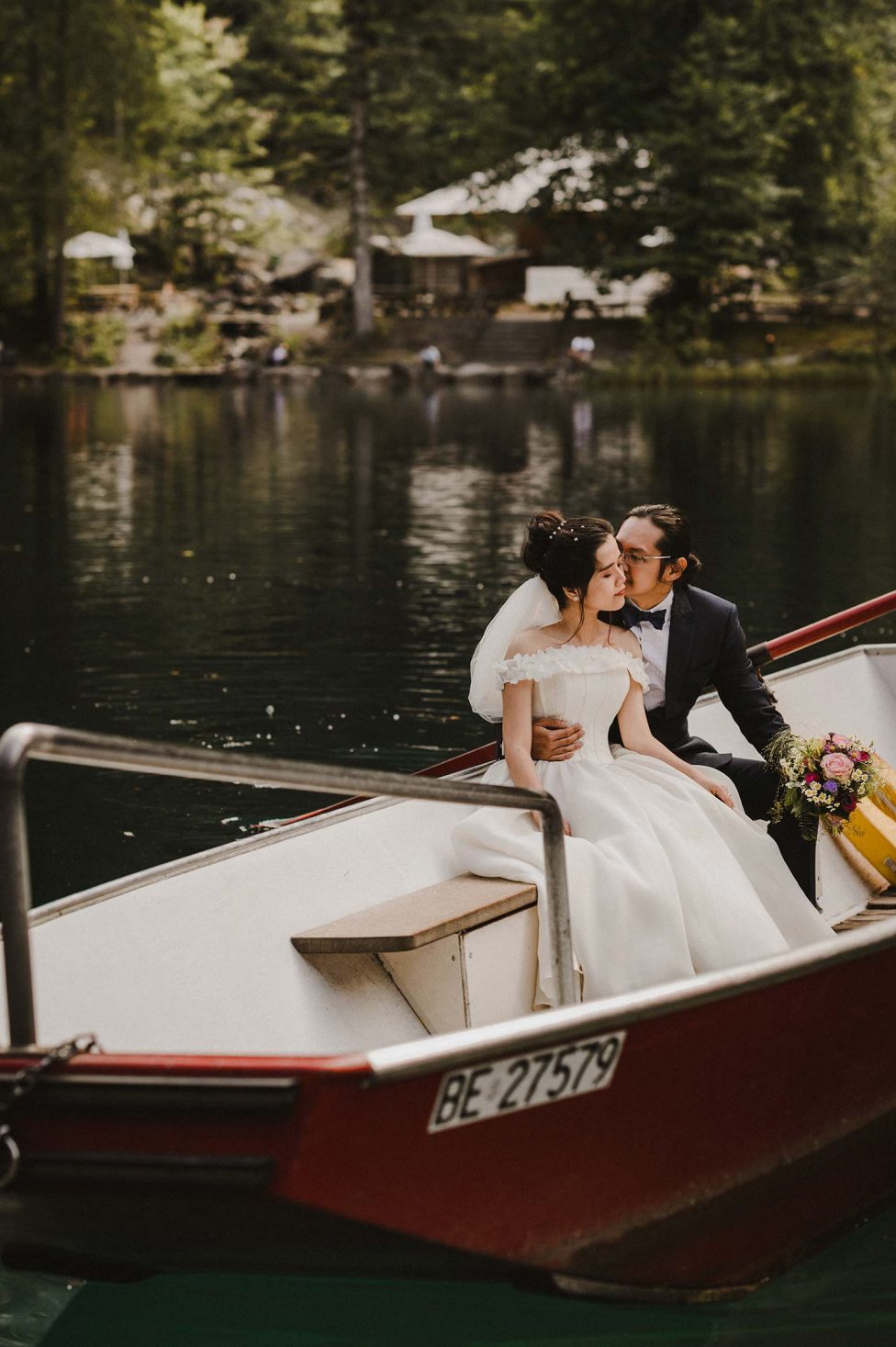 Chi & Sam: Romantische Sommerhochzeit am Blausee