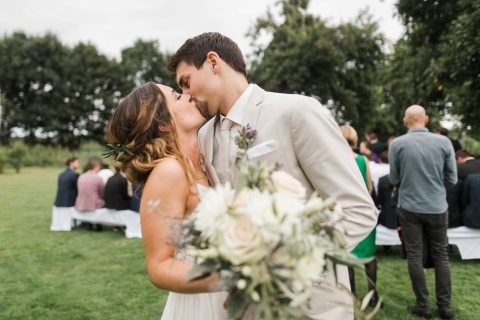 Rebecca & Andreas: Boho-Hochzeit unter freiem Himmel