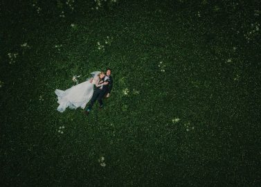 Tom & Sarah: Romantisch-rustikale Hochzeit im Allgäu