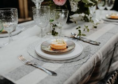 Hochzeitsinspiration in historischer Tuchfabrik