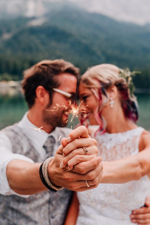 Svenja & Dennis: Eine kleine romantische Eibsee Hochzeit