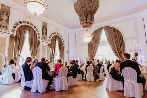 Julia & Michael: Klassische Hochzeit im Frühling