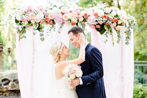 Jenny & Georg: Sommerliche Hochzeit im Schloss Grünewald