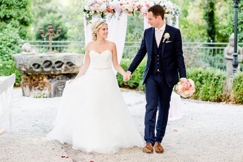 Jenny & Georg: Sommerliche Hochzeit im Schloss Grünewald