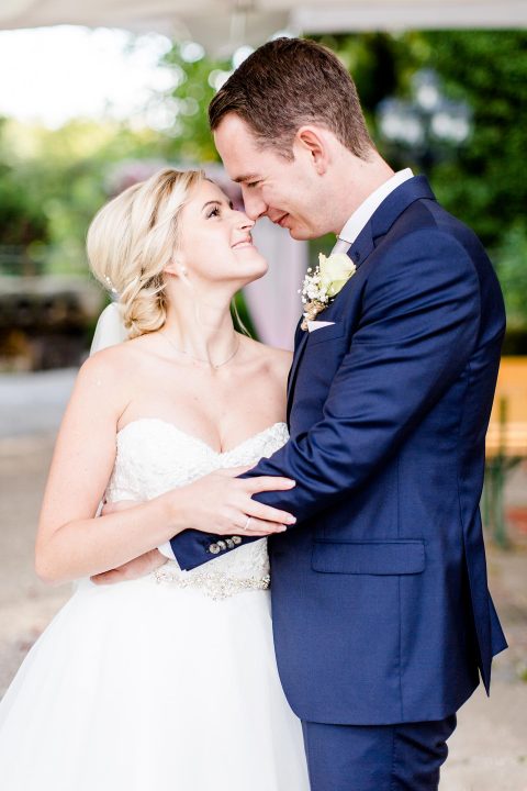 Jenny & Georg: Sommerliche Hochzeit im Schloss Grünewald