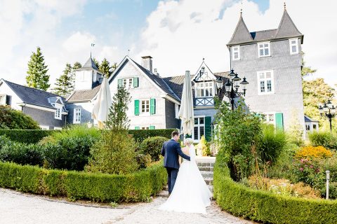 Jenny & Georg: Sommerliche Hochzeit im Schloss Grünewald