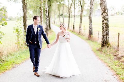 Jenny & Georg: Sommerliche Hochzeit im Schloss Grünewald