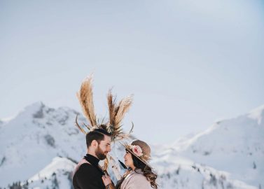 Hochzeitspicknick in verschneiter Bergkulisse