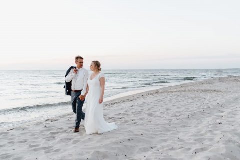 Natalie & Oliver: Nordisch-frische Strandhochzeit an der Ostsee
