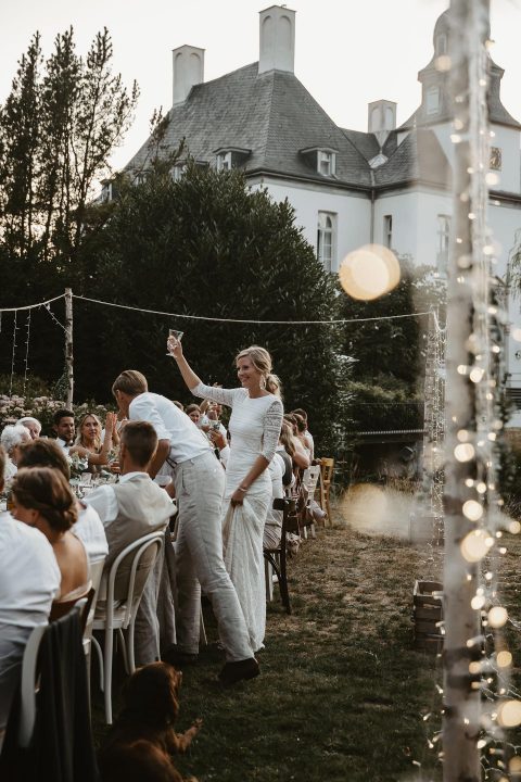 Schlosshotel Gartrop: Outdoor-Hochzeit unter Lichterketten