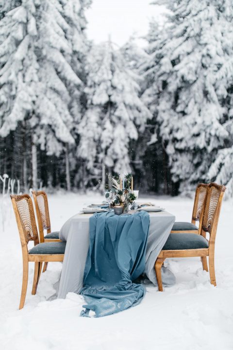 Grau-blaue Winterhochzeitsidee im Wald
