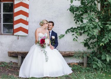 Pia & David: Eine rustikal elegante Hochzeit am Rhein