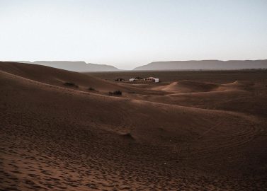 Jea & Justin: Romantisches Elopement in Sahara von Marokko