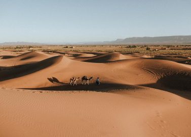 Jea & Justin: Romantisches Elopement in Sahara von Marokko