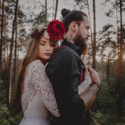 Rotfarbene Boho-Gypsy-Hochzeitsinspiration