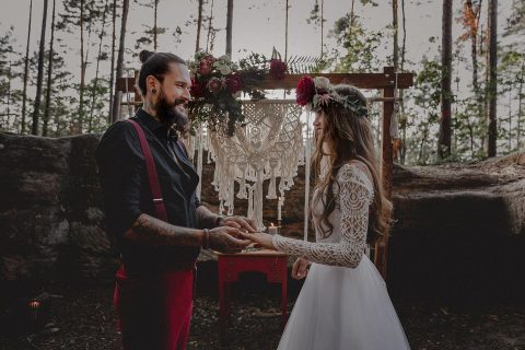 Rotfarbene Boho-Gypsy-Hochzeitsinspiration