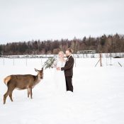 Hochzeitsinspiration: Wintergrün im tiefen Schnee