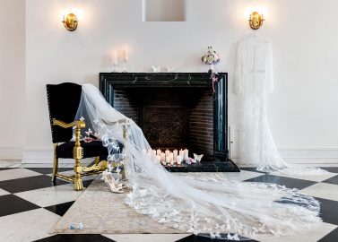 Flügelschlagende Schmetterlinge und ein sexy Hochzeitskleid