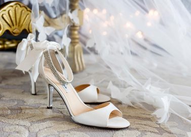 Flügelschlagende Schmetterlinge und ein sexy Hochzeitskleid