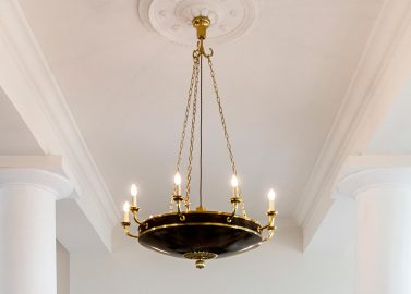 Flügelschlagende Schmetterlinge und ein sexy Hochzeitskleid