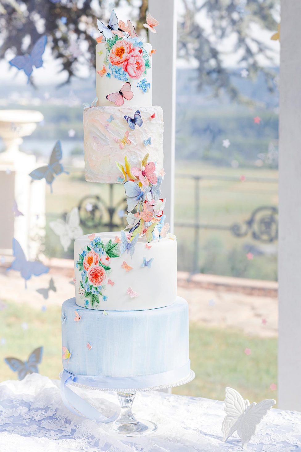 Flügelschlagende Schmetterlinge und ein sexy Hochzeitskleid