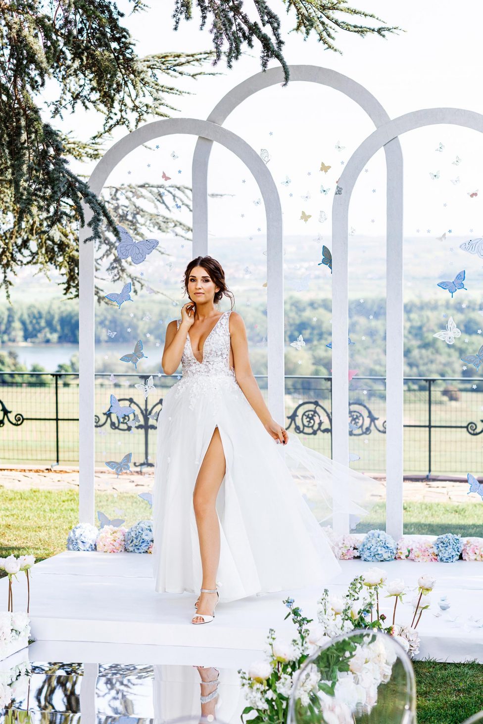 Flügelschlagende Schmetterlinge und ein sexy Hochzeitskleid