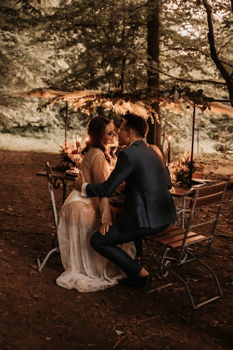 Romantische Elopement Wald-Hochzeit zu zweit