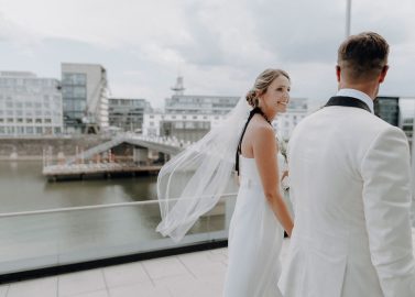 Schwarz-Weiss-Gold - Hochzeitseleganz im Düsseldorfer Yachthafen