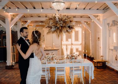 Goldscheune Prisdorf: Hochzeitswelt im modernen Bohemian-Look