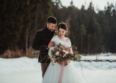 Winterhochzeitsinspiration am Völser Weiher in Südtirol