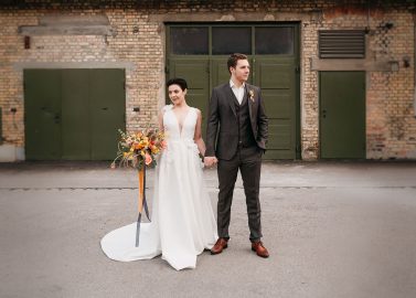 Depot29: Industrieller Hochzeitsstil kann auch blumig sein