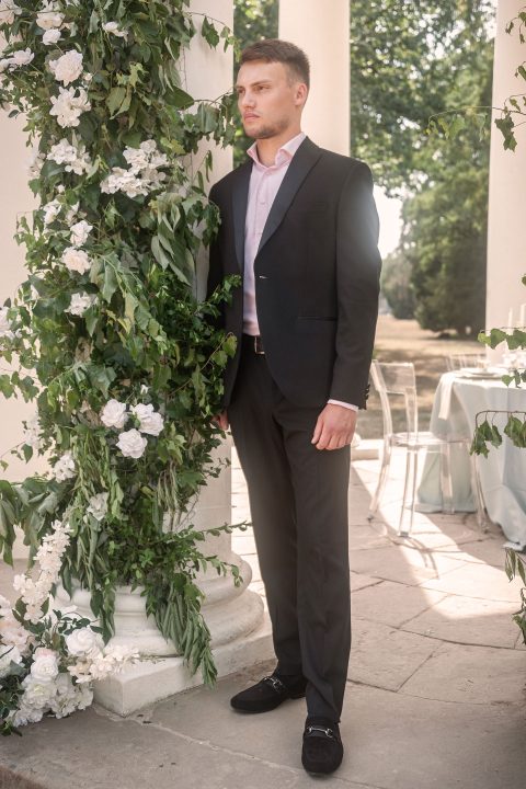 Verspielt-elegante Parktrauung mit vielen Blumen