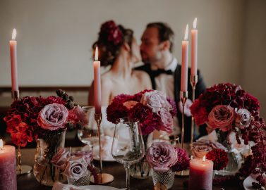 Hochzeitsinspiration: Beerentöne treffen auf Gold Akzente