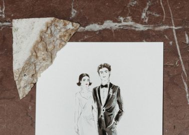 Hochzeitswahn - Eine elegante Skizze eines Paares in formeller Kleidung auf einer strukturierten Oberfläche, die dieser zeitlosen Darstellung von Raffinesse und Stil ein Vintage-Feeling verleiht.